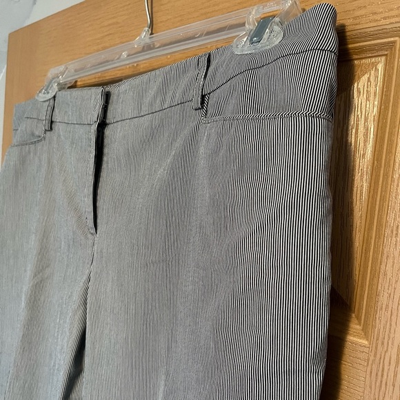 7th Ave Suiting Collection NY& Co. Capris - Picture 6 of 9